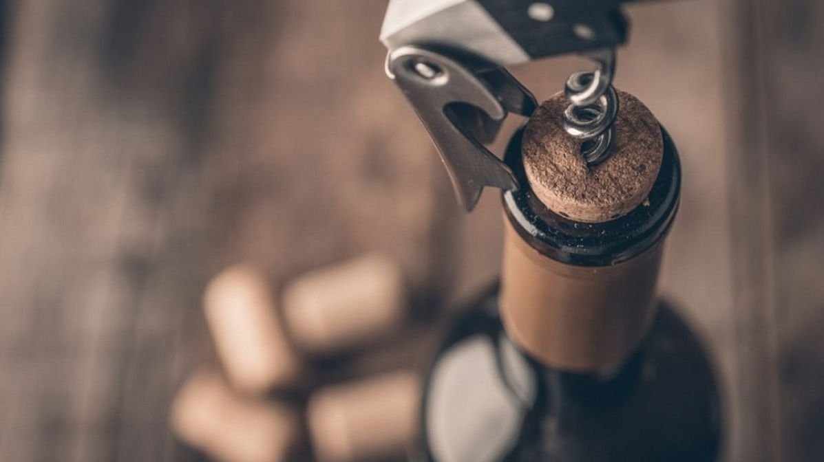Cómo descorchar una botella de vino como un profesional Con Alcohol